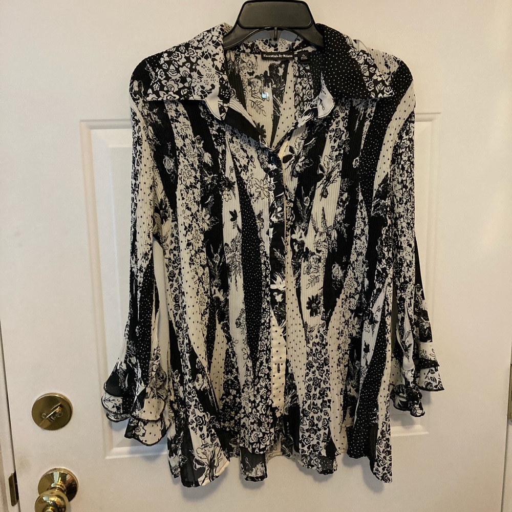 Black and off white accordion style blouse size XL